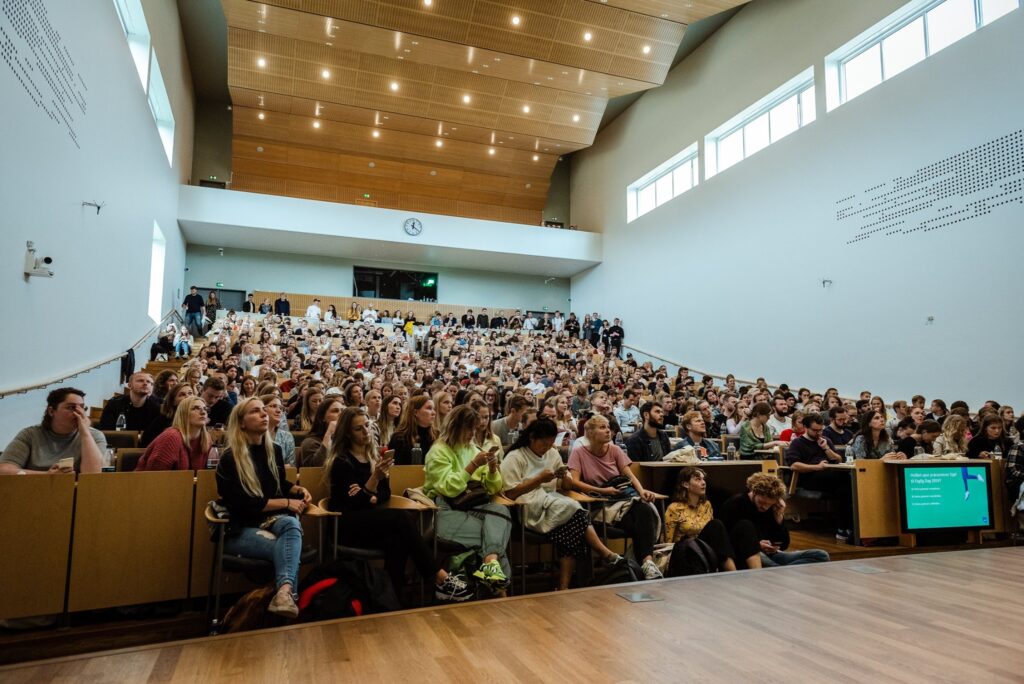 Foredragssal ved Aarhus Universitet, hvor Rikke V. Stoltz har været taler