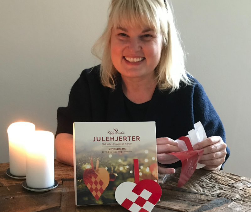 Danskproduceret rødt og hvidt glanspapir og julehjerter i messing – håndværk og kvalitet i fokus