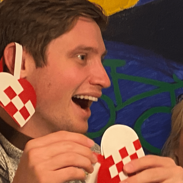 Manden fra Texas og hans danske kæreste flettede julehjerter hos Ugly Duckli efter et hemmeligt frieri i sneen