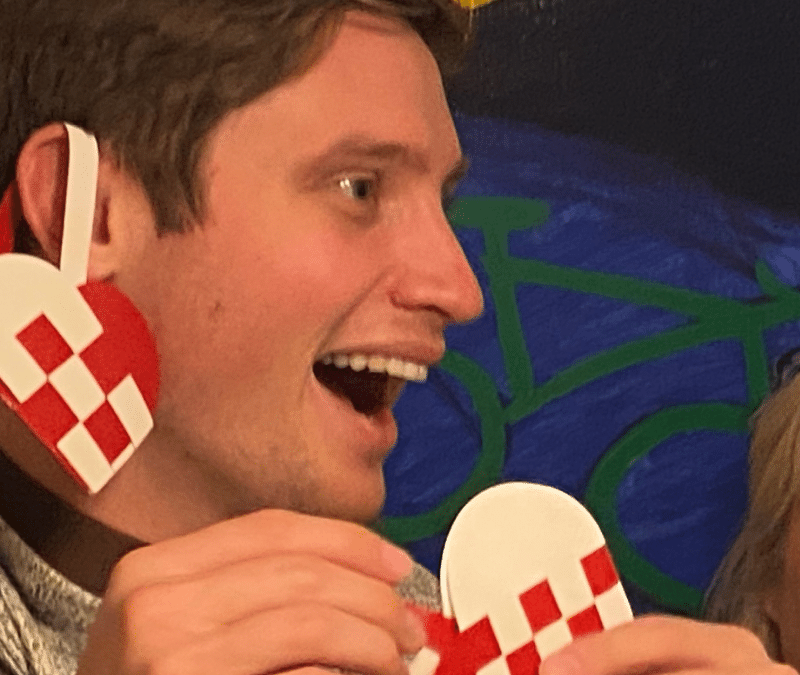 Manden fra Texas og hans danske kæreste flettede julehjerter hos Ugly Duckli efter et hemmeligt frieri i sneen