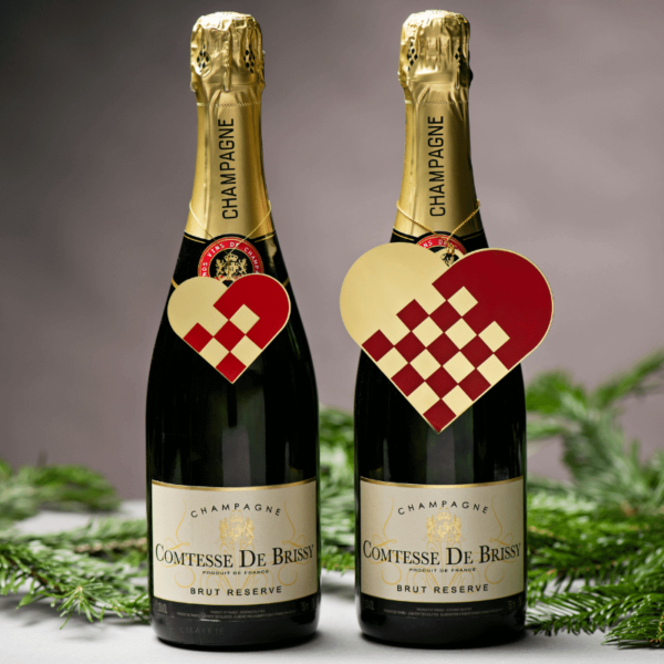 To julehjerter i messing fra Ugly Duckli – håndlavet dansk julepynt i to størrelser, designet med klassisk fletmønster og tidløs æstetik.