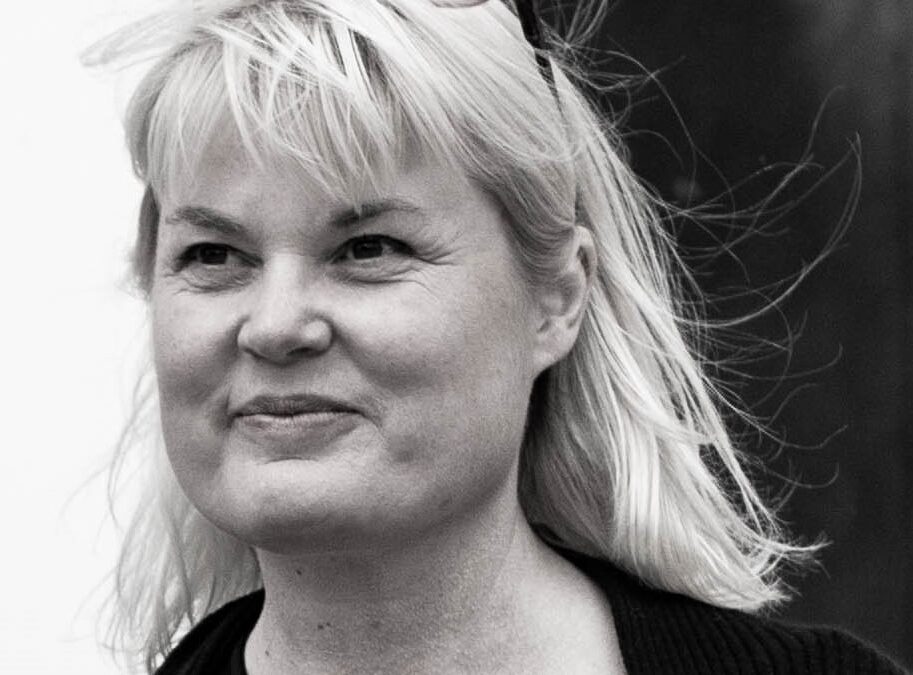 Sort/hvidt portræt af Rikke V. Stoltz i close-up. Udstråler ro, nærvær og refleksion – et ærligt øjeblik med øjenkontakt, der inviterer til tillid.