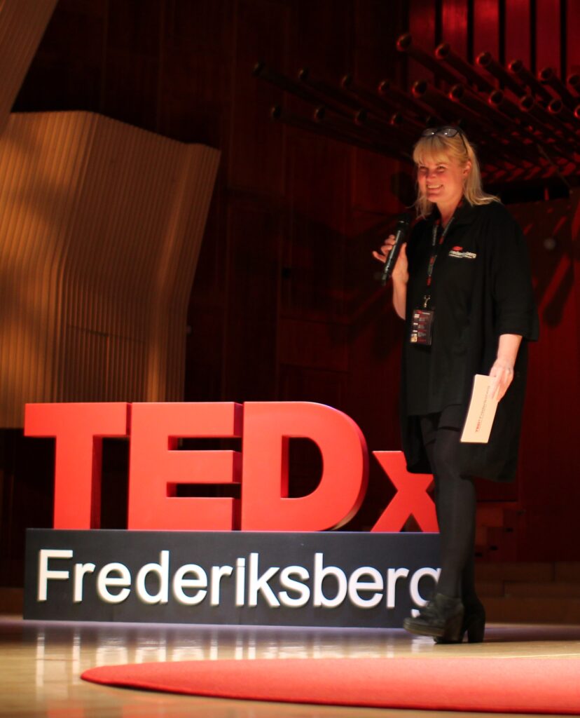 Rikke V. Stoltz på scenen til TEDxFrederiksberg i Konservatoriets koncertsal