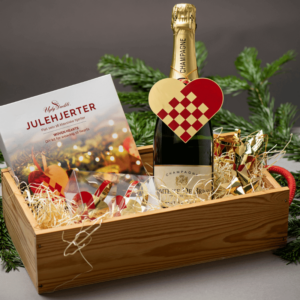 Gavekasse med danske julehjerter, messingpynt og champagne – klassisk julehygge fra Ugly Duckli