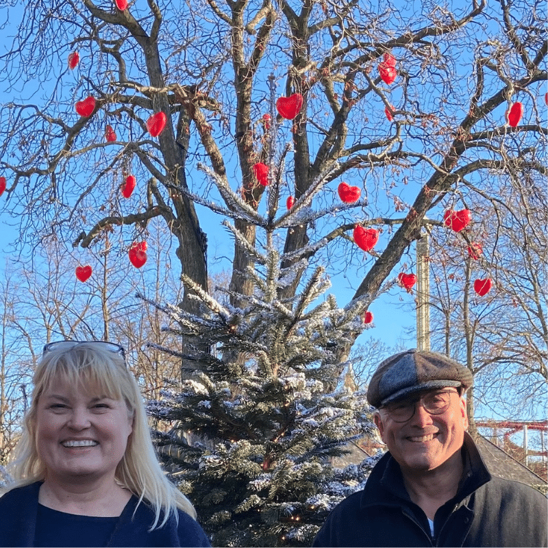 Gregg Wallace og Rikke V. Stoltz foran juletræ med flettede hjerter