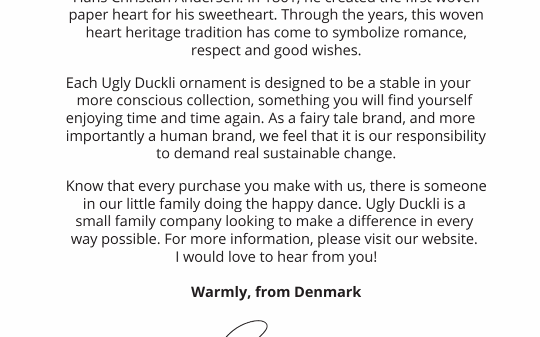 Ugly Duckli pakkeseddel med personlig hilsen fra Rikke – dansk og engelsk side, klar til at følge julehjerter ud i verden