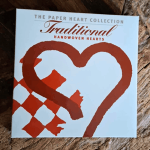 Gaveæske med 8 håndflettede julehjerter i klassiske røde og hvide designs