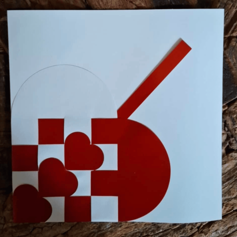 Hjerter i række – håndflettet julehjerte i rødt og hvidt